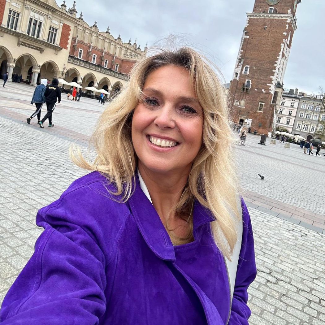 „Wyglądają na wygodne”. Trzy modele sandałów, które najchętniej noszą polskie gwiazdy po 50.